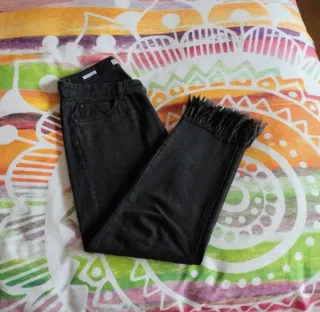 Vaqueros Pull&Bear negros con flecos