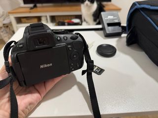 Cámara Nikon D5100 con accesorios