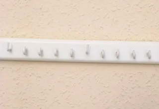 Estante de madera con 37 ganchos