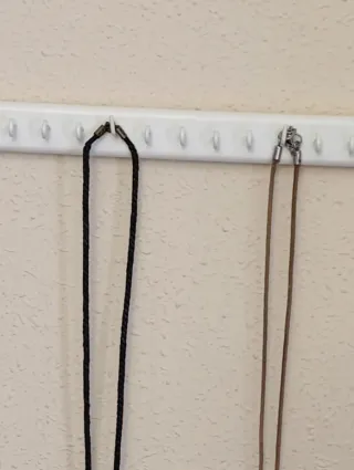 Estante de  madera con 37 ganchos