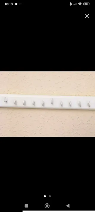 Estante de  madera con 37 ganchos