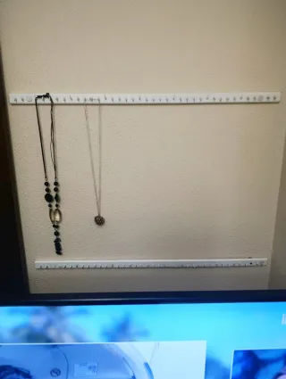 Estante de madera con 37 ganchos