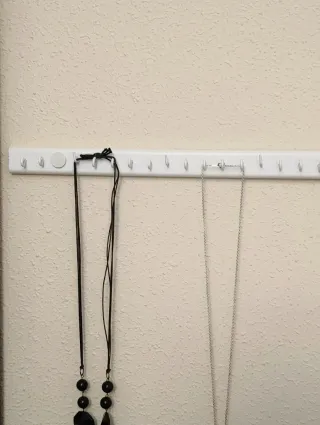 Estante de madera con 37 ganchos