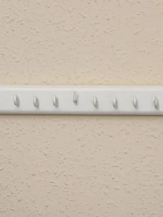 Estante de madera con 37 ganchos