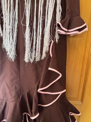 Traje flamenca marrón con flecos rosas