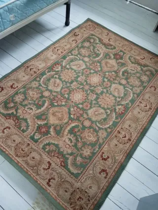 Alfombra diseño floral verde y rojo