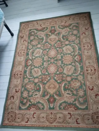 Alfombra diseño floral verde y rojo