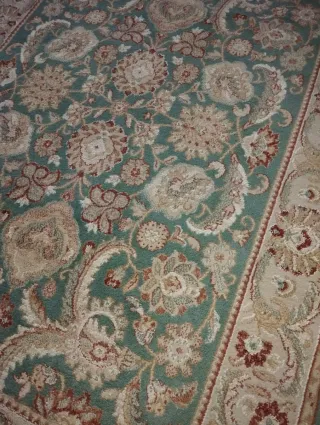 Alfombra diseño floral verde y rojo