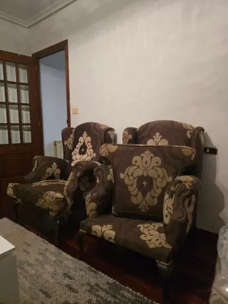 Due divani in tessuto e legno