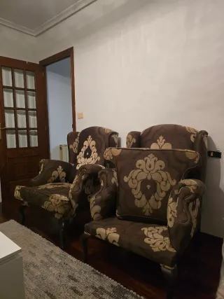 Due divani in tessuto e legno