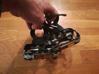 Pedales con calapies para bici