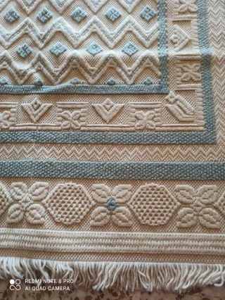 Alfombra de lana beige y azul