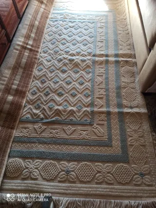 Alfombra de lana beige y azul