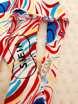 Bikini fluido abstracto multicolor