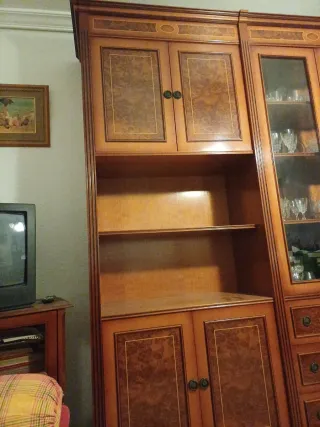 Mobile da soggiorno in legno e vetro