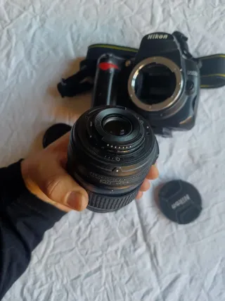 Cámara Nikon D5000 con objetivo 18-55 VR