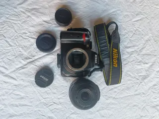 Cámara Nikon D5000 con objetivo 18-55 VR