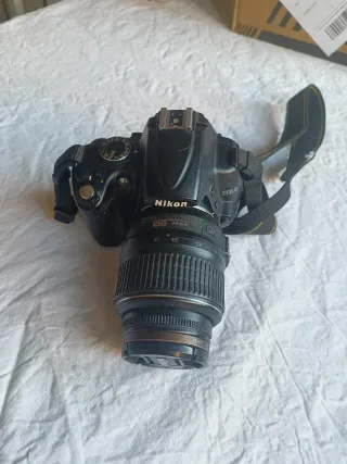 Cámara Nikon D5000 con objetivo 18-55 VR