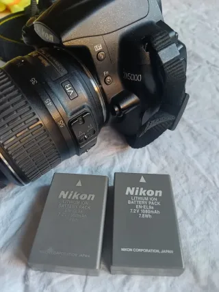 Cámara Nikon D5000 con objetivo 18-55 VR