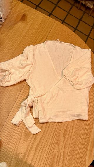 Blusa Mango cruzada manga abullonada