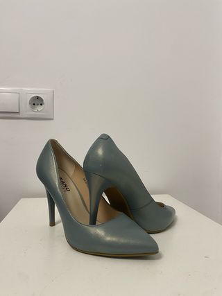 Zapatos de tacón azul grisáceo