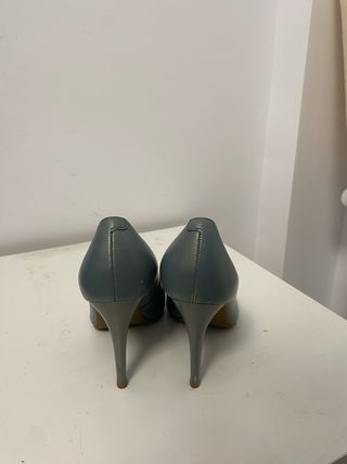 Zapatos de tacón azul grisáceo