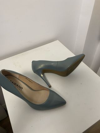 Zapatos de tacón azul grisáceo