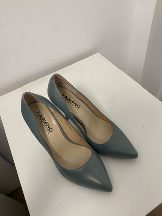 Zapatos de tacón azul grisáceo