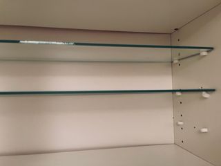 Librería Billy Ikea con puertas cristal y altillo