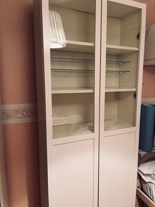 Librería Billy Ikea con puertas cristal y altillo