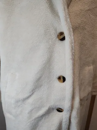 Abrigo largo peluche beige/blanco