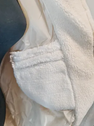 Abrigo largo peluche beige/blanco