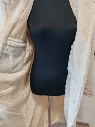 Abrigo largo peluche beige/blanco