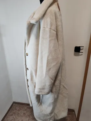 Abrigo largo peluche beige/blanco
