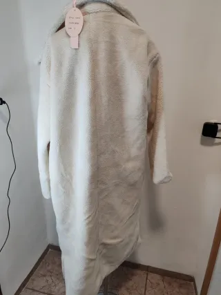 Abrigo largo peluche beige/blanco