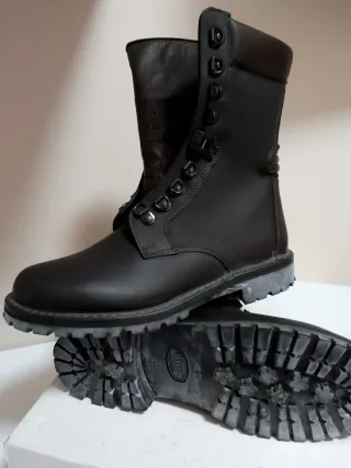 Anfibi marroni in pelle