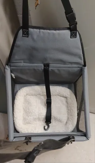 Asiento coche para perros pequeños.