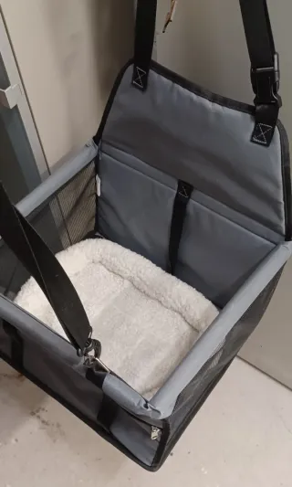 Asiento coche para perros pequeños.