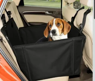 Asiento coche para perros pequeños.