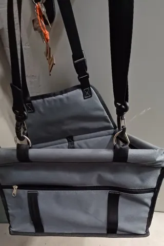 Asiento coche para perros pequeños.