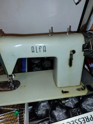 Máquina de coser Alfa