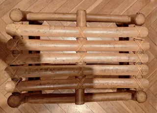 2 Taburetes de bambú y madera tejidos.