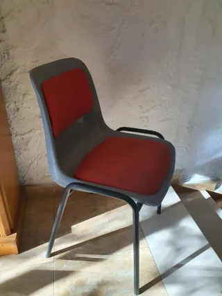 Sillas grises y rojas de plástico y metal