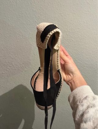 Cuñas atadas negras y beige