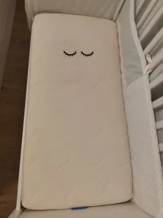 Cuna con colchón y vestidura