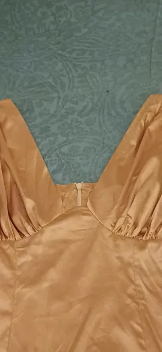 VESTIDO satén dorado. Escote en V, espalda al aire