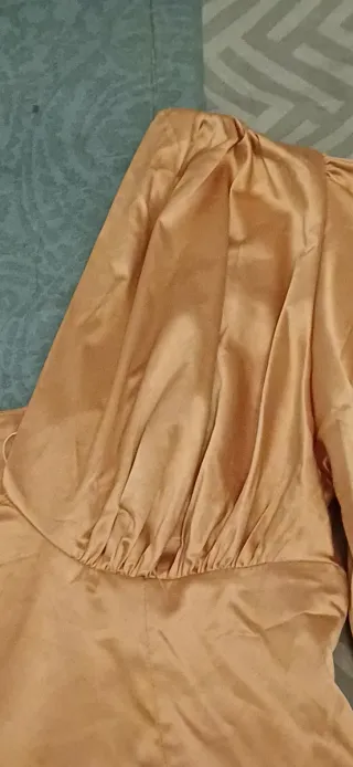 VESTIDO satén dorado. Escote en V, espalda al aire