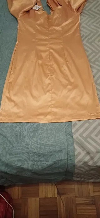 VESTIDO satén dorado. Escote en V, espalda al aire