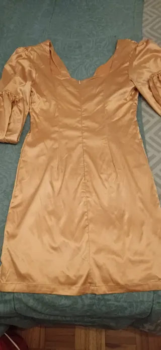 VESTIDO satén dorado. Escote en V, espalda al aire