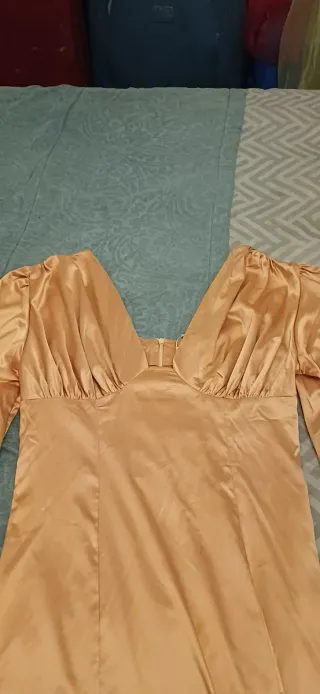 VESTIDO satén dorado. Escote en V, espalda al aire